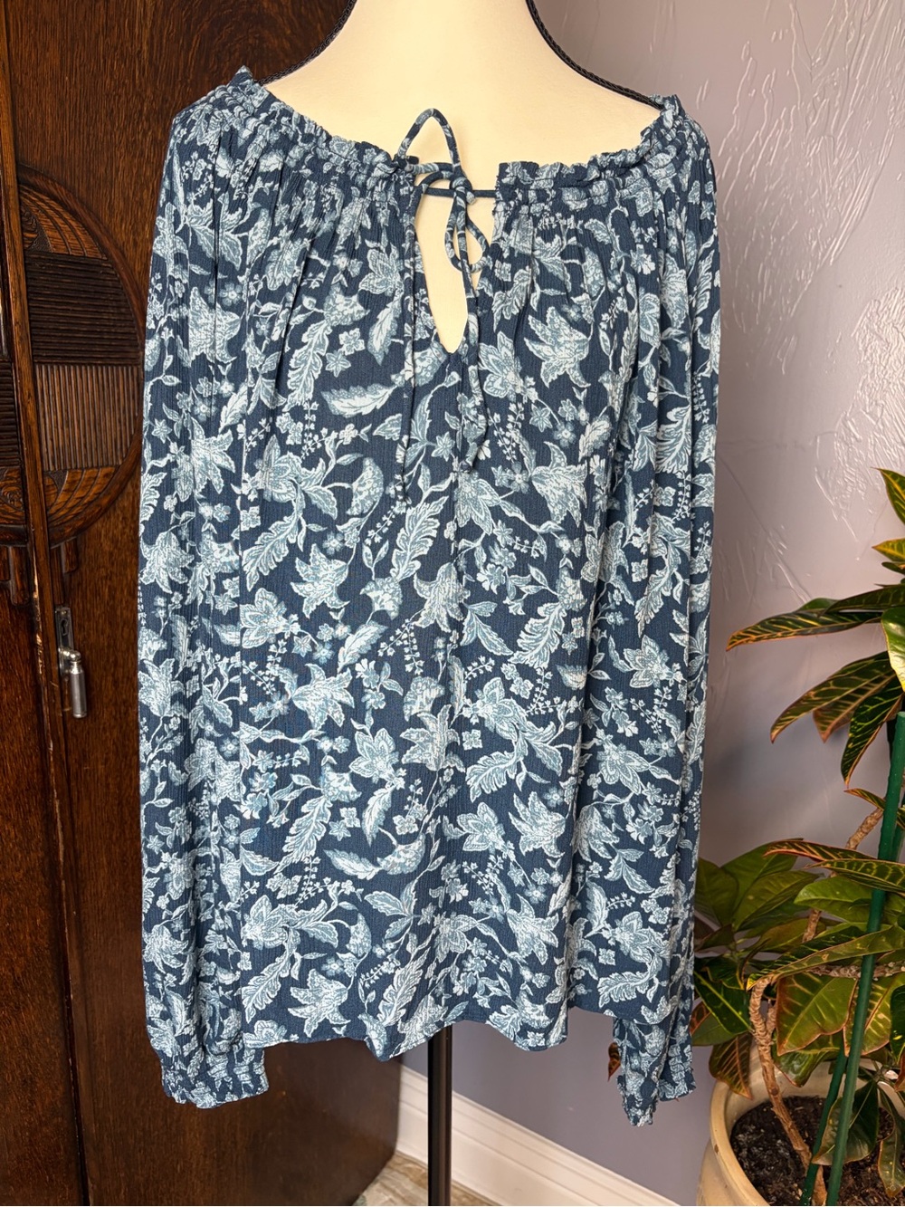 Faherty Emery Peasant Blouse Blue Esna Floral with Tie Closure - Picture 5 of 10